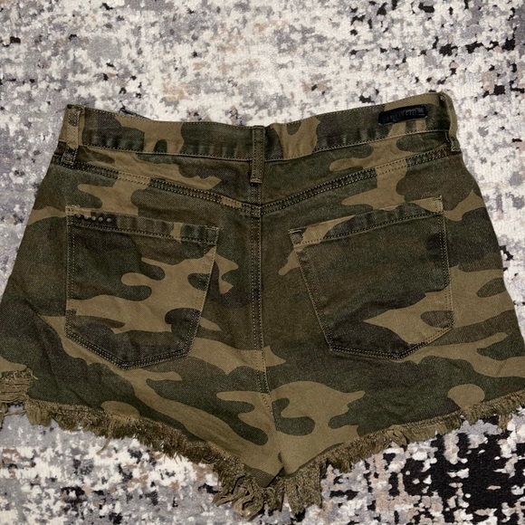 Blank NYC camo cutoff shorts - Picture 2 of 3